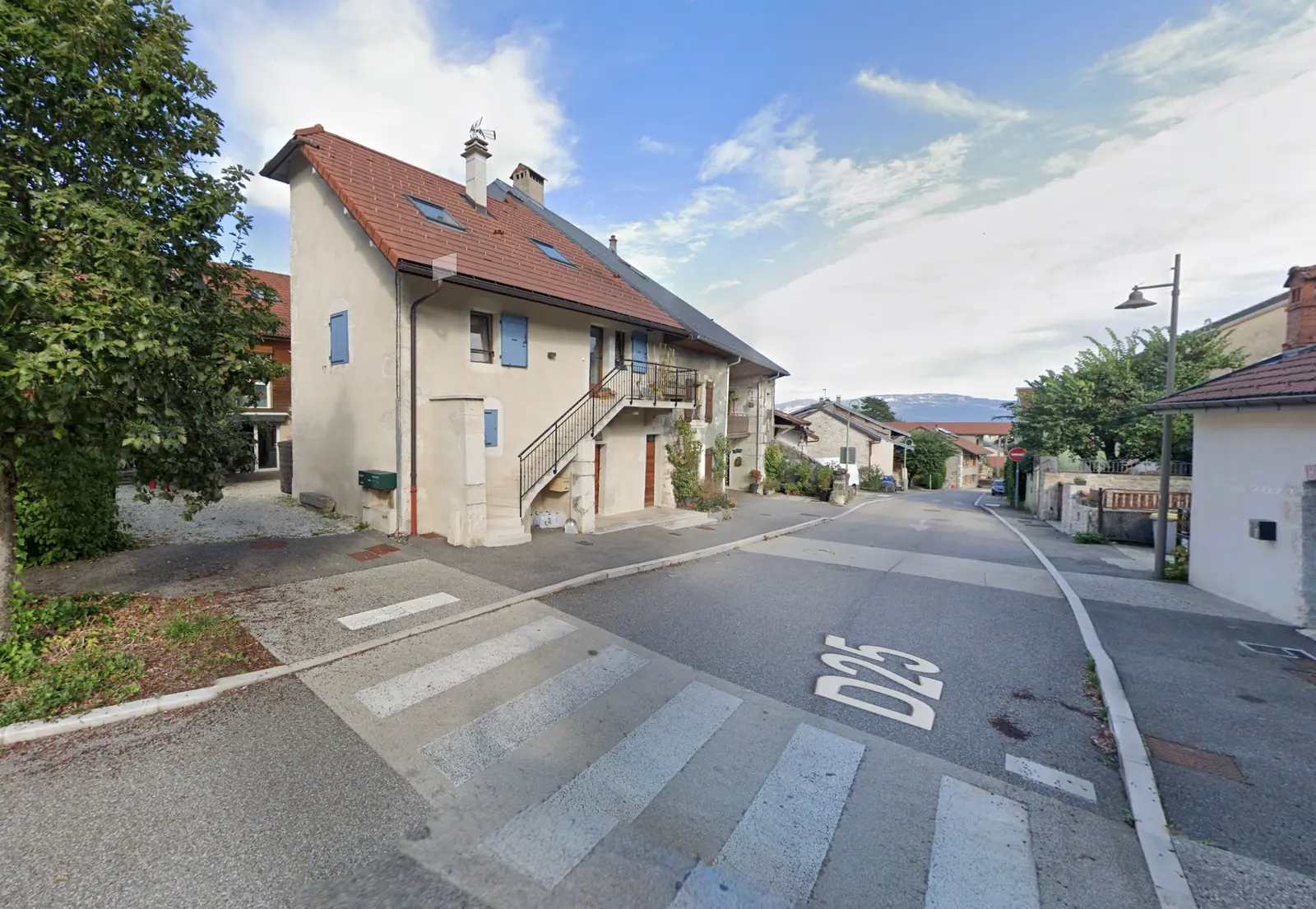 Four communal rénové et logement créé, en bordure de la traverse du village